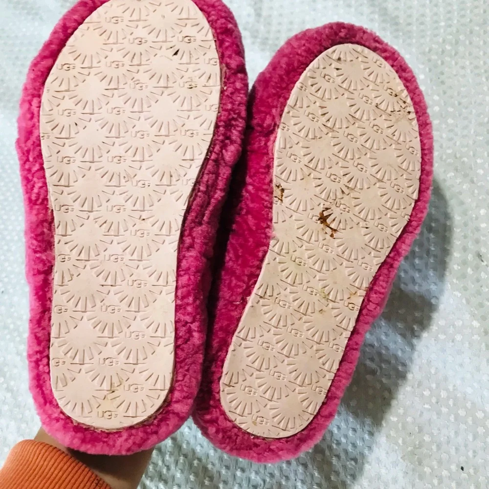 Ugg‎ slippers